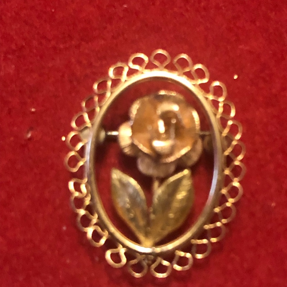 Krementz oval rose motif tri/colored pin